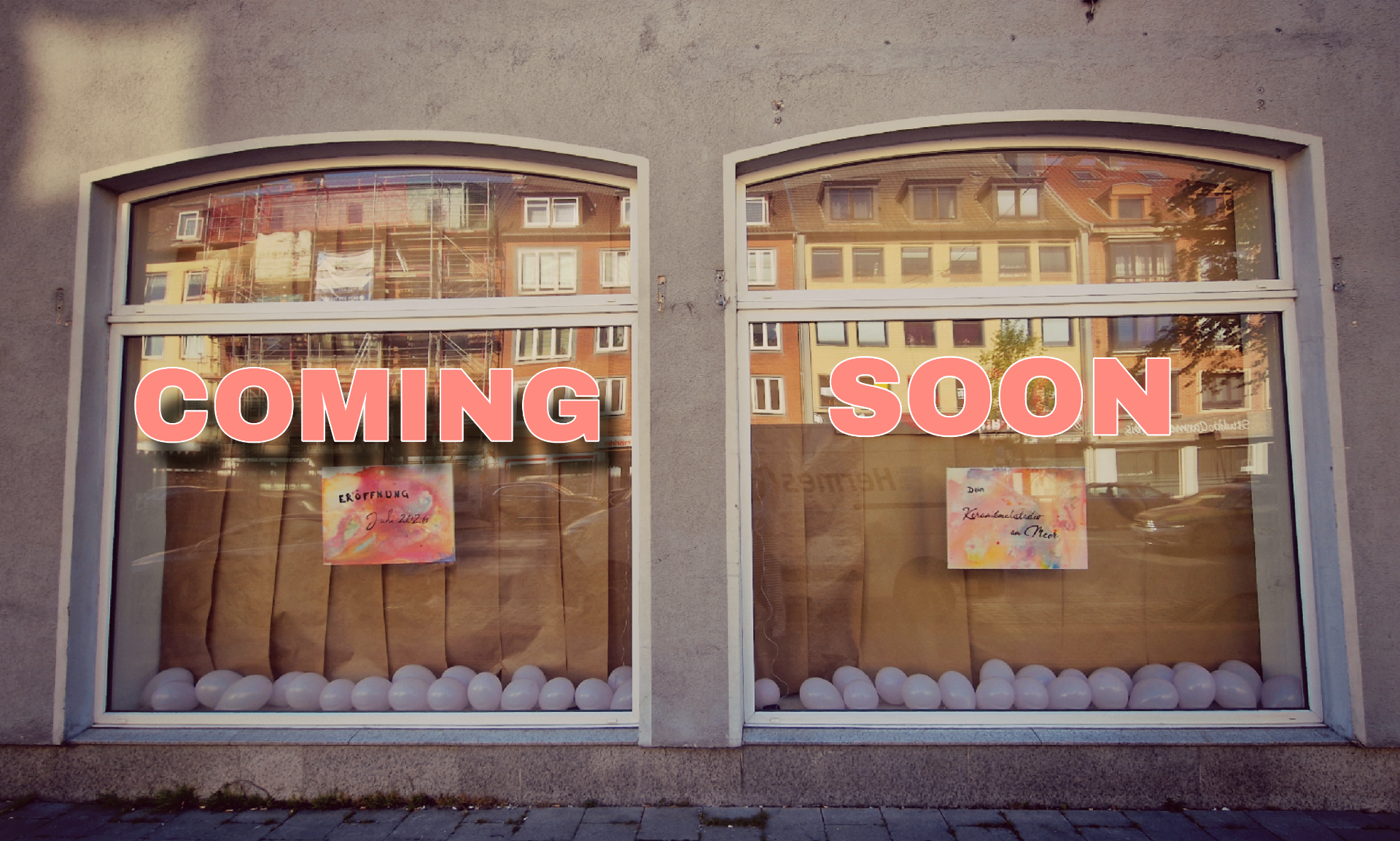 Schaufenster mit 'Coming Soon' und Eröffnungs-Ankündigung