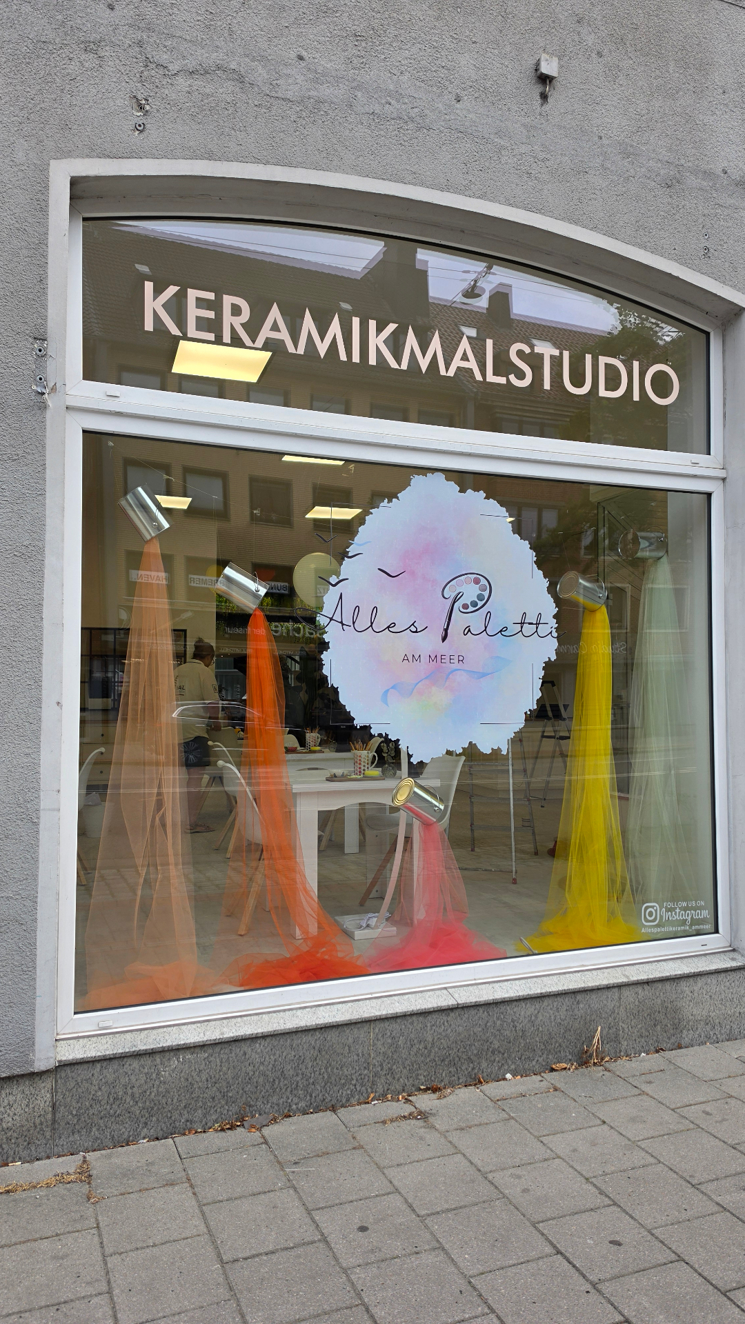 Schaufenster mit Keramikmalstudio-Schriftzug