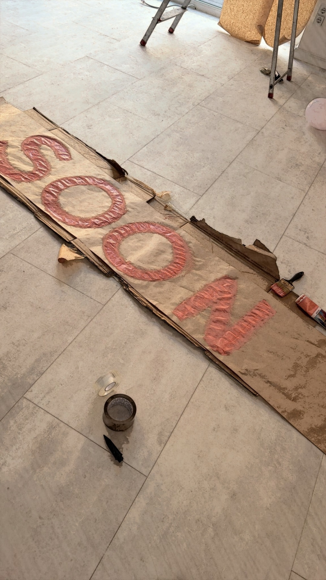 Selbstgemaltes 'Soon'-Schild auf dem Boden