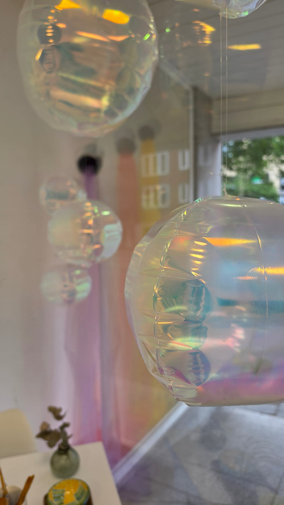 Schillernde Deko-Bubbles im Schaufenster