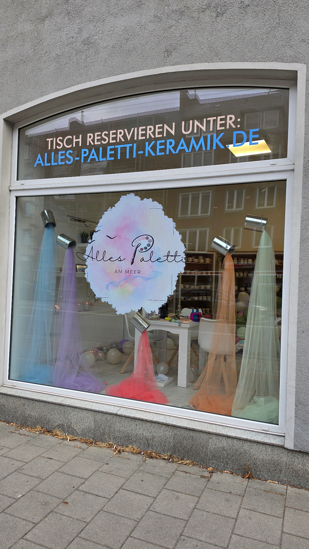 Schaufenster mit Reservierungshinweis